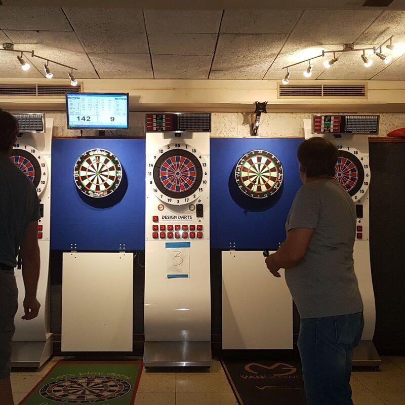 Gäste beim Dartspielen im Gasthaus Haidenhof in Feldkirchen