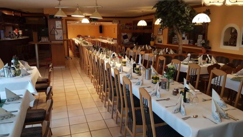 Festlich gedeckte Tafel für eine Geburtstagsfeier im Gasthaus Haidenhof